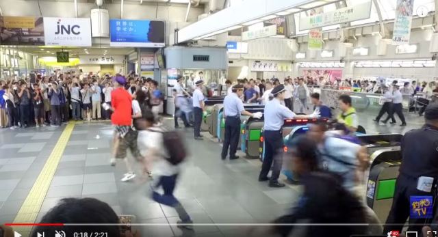 Biannual Comiket otaku migration attracts a predator for the first time 【Video】